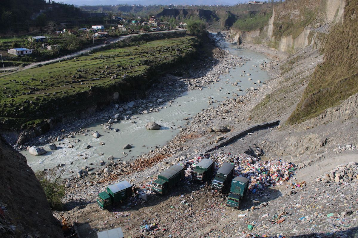 पोखरा–३२ लामेआहालमा महानगरले सेती नदीमा फालेको फोहोर। पोखराभरीको फोहोर चार महिनायता यहीँ फालिँदै आएको छ। तस्बिर : युवराज श्रेष्ठ